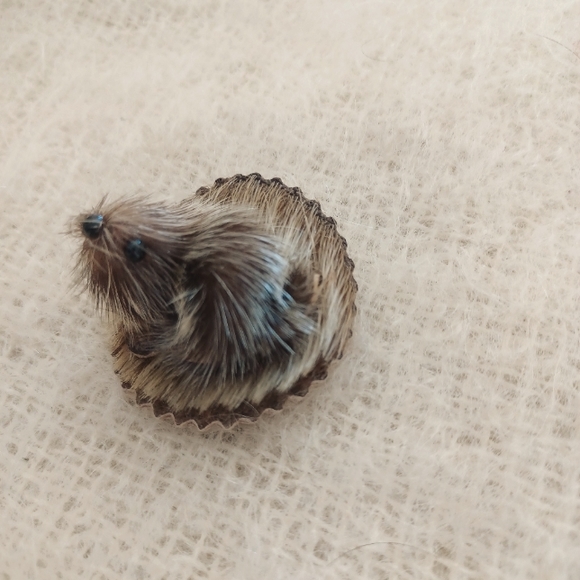 Vintage  fur Groundhog  brooch - Picture 1 of 5